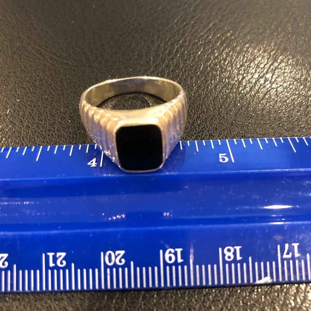 🌸3/$20. silver and onyx ring. Not sure of size. Approximately 7